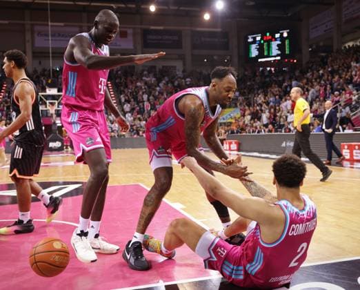 Am Boden: Alijah Comithier, Jeff Garrett, Kur Jongkuch Telekom Baskets Bonn vs. ratiopharm Ulm 7. Speiltag - Saison 2025 26