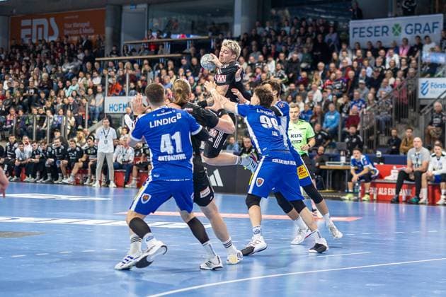 Marek Nissen (HC Erlangen, 06) hoch in der Luft, Vukasin Antonijevic (ThSV Eisenach, 41), Tillmann Leu (ThSV Eisenach, 99) HC Erlangen vs. ThSV Eisenach, Handball, 1. Handball Bundesliga, Saison 2025 2026, 11. Spieltag, 08.11.2025 HC Erlangen vs. ThSV Eisenach, Handball, 1. Handball Bundesliga, Saison 2025 2026, 11. Spieltag, 08.11.2025 Nuernberg Copyright: xEibner-Pressefoto ArdanxFuessmanx EP_AFN