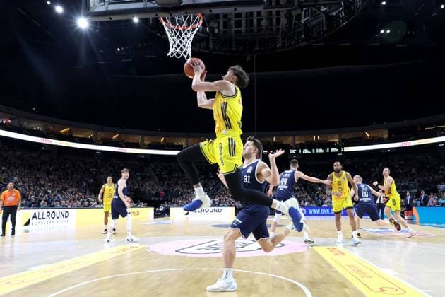 DEU, easyCredit BBL, ALBA vs. SYNTAINICS MBC, 08.11.2025, Uber-Arena, Berlin, DEU, easyCredit BBL, ALBA vs. SYNTAINICS MBC, im Bild Alex OÕConnell (ALBA Berlin 3), Spencer Reaves (SYNTAINICS MBC 31)
