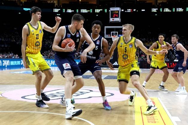 DEU, easyCredit BBL, ALBA vs. SYNTAINICS MBC, 08.11.2025, Uber-Arena, Berlin, DEU, easyCredit BBL, ALBA vs. SYNTAINICS MBC, im Bild Nevio Bennefeld(ALBA Berlin 22), Sam Griesel (ALBA Berlin 5), Kresimir Nikic (SYNTAINICS MBC 9), Ivan Tkatchenko (SYNTAINICS MBC 5)