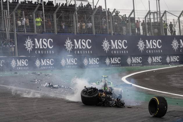 08.11.2025, Autodromo Jose Carlos Pace, Interlagos, Formula 1 MSC Cruises Grande Premio de Sao Paulo 2025 , im Bild Schwerer Unfall von Gabriel Bortoleto (BRA), Stake F1 Team Kick Sauber auf der Start-Zielgeraden, dem Fahrer ist zum Glück nichts passiert. (Photo by Hasan Bratic DeFodi Images) 08 11 2025, Autodromo Jose Carlos Pace, Interlagos, Formula 1 MSC Cruises Grande Premio de Sao Paulo 2025 , in the picture Serious accident of Gabriel Bortoleto BRA , Stake F1 Team Kick Sauber on the start straight, fortunately nothing happened to the driver Photo by Hasan Bratic DeFodi Images