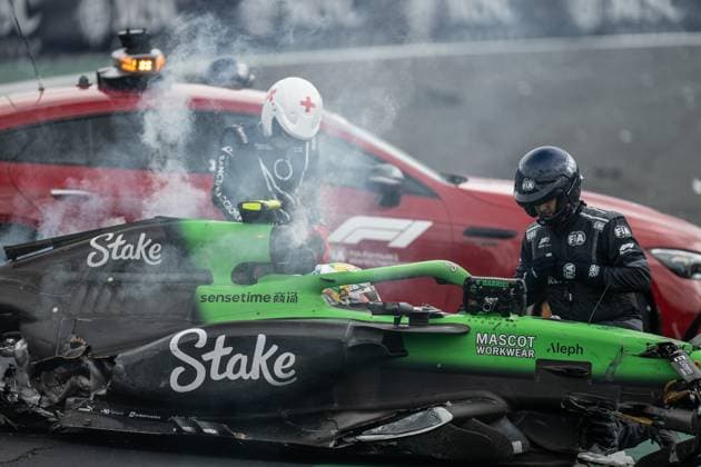 08.11.2025, Autodromo Jose Carlos Pace, Interlagos, Formula 1 MSC Cruises Grande Premio de Sao Paulo 2025 , im Bild Schwerer Unfall von Gabriel Bortoleto (BRA), Stake F1 Team Kick Sauber auf der Start-Zielgeraden, dem Fahrer ist zum Glück nichts passiert. (Photo by Hasan Bratic DeFodi Images) 08 11 2025, Autodromo Jose Carlos Pace, Interlagos, Formula 1 MSC Cruises Grande Premio de Sao Paulo 2025 , in the picture Serious accident of Gabriel Bortoleto BRA , Stake F1 Team Kick Sauber on the start straight, fortunately nothing happened to the driver Photo by Hasan Bratic DeFodi Images