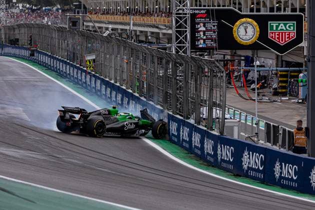 08.11.2025, Autodromo Jose Carlos Pace, Interlagos, Formula 1 MSC Cruises Grande Premio de Sao Paulo 2025 , im Bild Schwerer Unfall von Gabriel Bortoleto (BRA), Stake F1 Team Kick Sauber auf der Start-Zielgeraden, dem Fahrer ist zum Glück nichts passiert. (Photo by Hasan Bratic DeFodi Images) 08 11 2025, Autodromo Jose Carlos Pace, Interlagos, Formula 1 MSC Cruises Grande Premio de Sao Paulo 2025 , in the picture Serious accident of Gabriel Bortoleto BRA , Stake F1 Team Kick Sauber on the start straight, fortunately nothing happened to the driver Photo by Hasan Bratic DeFodi Images