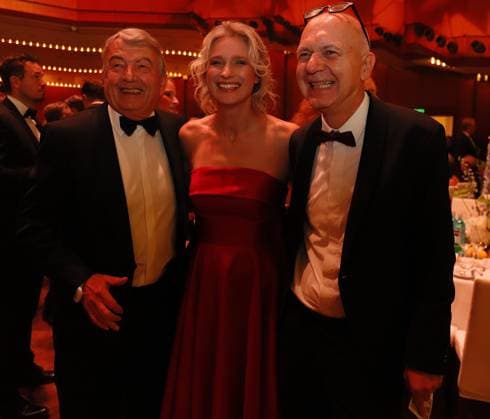 08.11.2025 xphx Frankfurt am Main, Alte Oper 43. Deutscher SportpresseBall Gute Laune bei Ex-DFB-Präsident Wolfgang Niersbach, Fechterin Britta Heidemann, DFB-Präsident Bernd Neuendorf *** 08 11 2025 xphx Frankfurt am Main, Alte Oper 43 German Sports Press Ball Former DFB President Wolfgang Niersbach, fencer Britta Heidemann, DFB President Bernd Neuendorf in a good mood