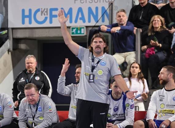 08.11.2025 - Handball - 1. Bundesliga DAIKIN HBL - Saison 2025 2026 - 11. Spieltag: HC Erlangen Metropolregion Nürnberg HCE - ThSV Eisenach - DaMa - xdaxmax - Sebastian Hinze (Trainer ThSV Eisenach ) zeigt an gestikuliert dirigiert gibt Anweisungen