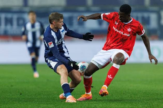 Michael Cuisance (Hertha BSC Berlin) im Zweikampf mit Maxwell Gyamfi (1.FC Kaiserslautern), 1. FC Kaiserslautern vs Hertha BSC Berlin, Fussball, 2. Bundesliga, 12.Spieltag, Saison 2025 2026, 08.11.2025 1. FC Kaiserslautern vs Hertha BSC Berlin, Fussball, 2. Bundesliga, 12.Spieltag, Saison 2025 2026, 08.11.2025