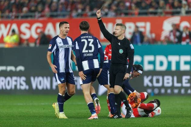 Kennet Eichhorn (Hertha BSC Berlin) bekommt die gelbe Karte von Schiedsrichter Tobias Welz (Wiesbaden), 1. FC Kaiserslautern vs Hertha BSC Berlin, Fussball, 2. Bundesliga, 12.Spieltag, Saison 2025 2026, 08.11.2025 1. FC Kaiserslautern vs Hertha BSC Berlin, Fussball, 2. Bundesliga, 12.Spieltag, Saison 2025 2026, 08.11.2025