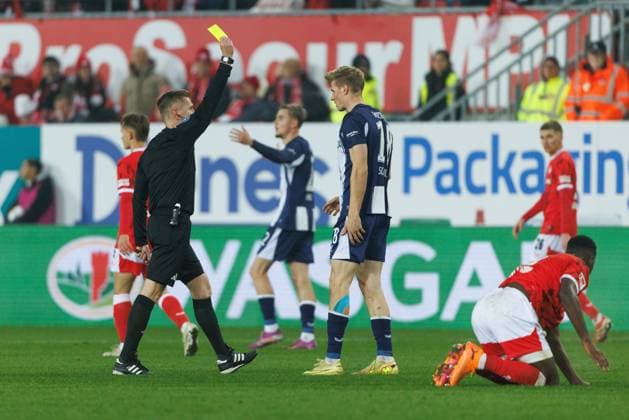 Luca Schuler (Hertha BSC Berlin) bekommt die gelbe Karte von Schiedsrichter Tobias Welz (Wiesbaden), 1. FC Kaiserslautern vs Hertha BSC Berlin, Fussball, 2. Bundesliga, 12.Spieltag, Saison 2025 2026, 08.11.2025 1. FC Kaiserslautern vs Hertha BSC Berlin, Fussball, 2. Bundesliga, 12.Spieltag, Saison 2025 2026, 08.11.2025