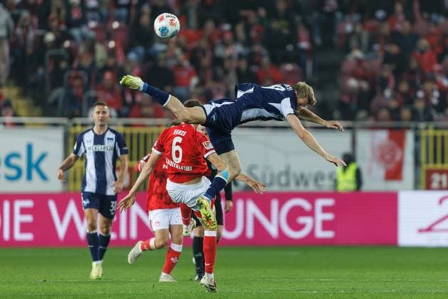 Luca Schuler (Hertha BSC Berlin) im Zweikampf mit Fabian Kunze (1.FC Kaiserslautern), 1. FC Kaiserslautern vs Hertha BSC Berlin, Fussball, 2. Bundesliga, 12.Spieltag, Saison 2025 2026, 08.11.2025 1. FC Kaiserslautern vs Hertha BSC Berlin, Fussball, 2. Bundesliga, 12.Spieltag, Saison 2025 2026, 08.11.2025