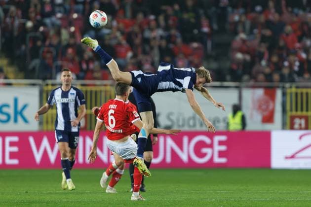 Luca Schuler (Hertha BSC Berlin) im Zweikampf mit Fabian Kunze (1.FC Kaiserslautern), 1. FC Kaiserslautern vs Hertha BSC Berlin, Fussball, 2. Bundesliga, 12.Spieltag, Saison 2025 2026, 08.11.2025 1. FC Kaiserslautern vs Hertha BSC Berlin, Fussball, 2. Bundesliga, 12.Spieltag, Saison 2025 2026, 08.11.2025