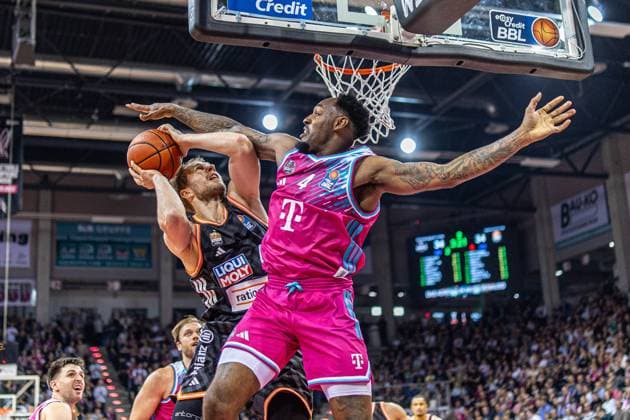 Christian Sengfelder (Ratiopharm Ulm, 43) vs Jeff Garrett Jr. (Telekom Baskets Bonn, 04) Telekom Baskets Bonn vs. Ratiopharm Ulm, Basketball, easy Credit BBL, 07. Spieltag, 2025 2026, 08.11.2025 Telekom Baskets Bonn vs. Ratiopharm Ulm, Basketball, easy Credit BBL, 07. Spieltag, 2025 2026, 08.11.2025 Bonn *** Christian Sengfelder Ratiopharm Ulm, 43 vs Jeff Garrett Jr Telekom Baskets Bonn, 04 Telekom Baskets Bonn vs Ratiopharm Ulm, Basketball, easy Credit BBL, 07 Matchday, 2025 2026, 08 11 2025 Telekom Baskets Bonn vs Ratiopharm Ulm, Basketball, easy Credit BBL, 07 Matchday, 2025 2026, 08 11 2025 Bonn Copyright: xEibner-Pressefoto GerhardxWingenx EP_GWR