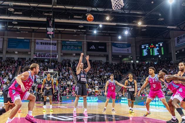 Der ehemalige Bonner Christian Sengfelder (Ratiopharm Ulm, 43) beim Freiwurf, Melvin Jostmann (Telekom Baskets Bonn, 12), Grayson Murphy (Telekom Baskets Bonn, 07), Nelson Weidemann (Ratiopharm Ulm, 00) Alijah Comithier (Telekom Baskets Bonn, 02), Mark Smith (Ratiopharm Ulm, 13) Telekom Baskets Bonn vs. Ratiopharm Ulm, Basketball, easy Credit BBL, 07. Spieltag, 2025 2026, 08.11.2025 Telekom Baskets Bonn vs. Ratiopharm Ulm, Basketball, easy Credit BBL, 07. Spieltag, 2025 2026, 08.11.2025 Bonn Copyright: xEibner-Pressefoto GerhardxWingenx EP_GWR