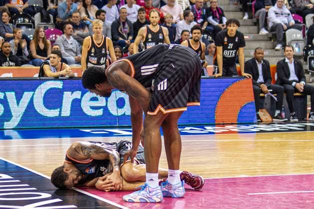 Christopher Ledlum (Ratiopharm Ulm, 04) liegt verletzt am Boden und haelt sich das Knie Telekom Baskets Bonn vs. Ratiopharm Ulm, Basketball, easy Credit BBL, 07. Spieltag, 2025 2026, 08.11.2025 Telekom Baskets Bonn vs. Ratiopharm Ulm, Basketball, easy Credit BBL, 07. Spieltag, 2025 2026, 08.11.2025 Bonn Copyright: xEibner-Pressefoto GerhardxWingenx EP_GWR