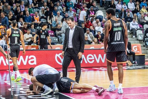Ty Harrelson (Ratiopharm Ulm, Head Coach) schaut nach Christopher Ledlum (Ratiopharm Ulm, 04) der verletzt am Boden liegt, Malik Osborne (Ratiopharm Ulm, 10) Telekom Baskets Bonn vs. Ratiopharm Ulm, Basketball, easy Credit BBL, 07. Spieltag, 2025 2026, 08.11.2025 Telekom Baskets Bonn vs. Ratiopharm Ulm, Basketball, easy Credit BBL, 07. Spieltag, 2025 2026, 08.11.2025 Bonn Copyright: xEibner-Pressefoto GerhardxWingenx EP_GWR