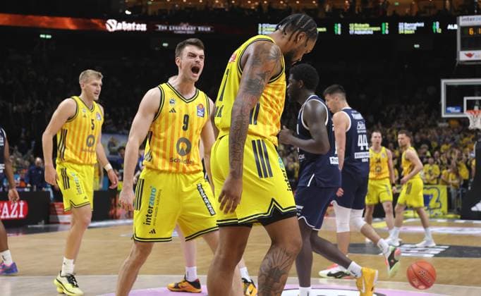 Jonas Mattisseck jubelt nach Dunking durch J Wan Roberts Freude Emotion Jubel Basketball BBL Bundesliga Herren 7. Spieltag Saison 2025 2026 08.11.2025 ALBA Berlin vs Syntainics MBC