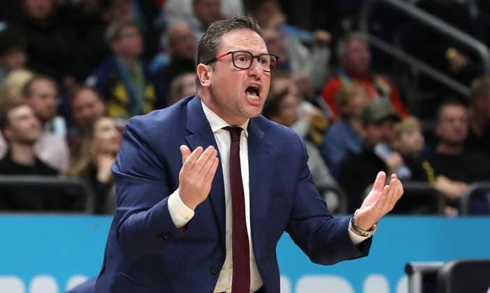 Trainer Marco Ramondino schimpft Aktion Oberkörper Basketball BBL Bundesliga Herren 7. Spieltag Saison 2025 2026 08.11.2025 ALBA Berlin vs Syntainics MBC