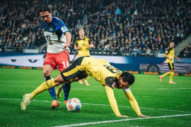 1. Bundesliga: Hamburger SV vs. Borussia Dortmund, 08.11.2025 Rayan Philippe (Hamburger SV, 14), Emre Can (Borussia Dortmund, 23) beugt sich über den Ball; 1. Bundesliga, 10. Spieltag: Hamburger SV vs. Borussia Dortmund am 08.11.2025 im Volksparkstadion, Hamburg DFL REGULATIONS PROHIBIT ANY USE OF PHOTOGRAPHS AS IMAGE SEQUENCES AND OR QUASI-VIDEO. Copyright: xBEAUTIFULxSPORTS Tonhäuserx