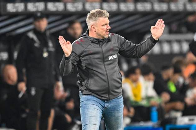 Lukasz Kwasniok (Koeln) unzufrieden enttäuscht enttaeuscht niedergeschlagen frustriert, 08.11.2025 Fussball Borussia Moenchengladbach vs 1. FC Koeln, Borussia-Park, Moenchengladbach, DFB DFL REGULATIONS PROHIBIT ANY USE OF PHOTOGRAPHS AS IMAGE SEQUENCES AND OR QUASI-VIDEO