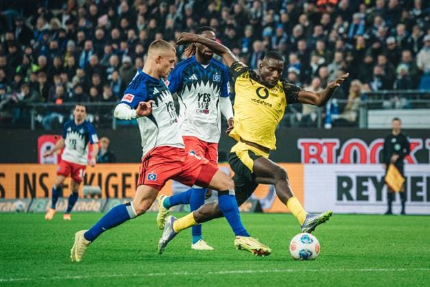 1. Bundesliga: Hamburger SV vs. Borussia Dortmund, 08.11.2025 Serhou Guirassy (Borussia Dortmund, 9) geht vorbei an Miro Muheim (Hamburger SV, 28); 1. Bundesliga, 10. Spieltag: Hamburger SV vs. Borussia Dortmund am 08.11.2025 im Volksparkstadion, Hamburg DFL REGULATIONS PROHIBIT ANY USE OF PHOTOGRAPHS AS IMAGE SEQUENCES AND OR QUASI-VIDEO. Copyright: xBEAUTIFULxSPORTS Tonhäuserx