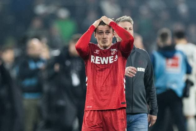 1. Fussball Bundesliga: Borussia Mönchengladbach - 1. FC Köln; 08.11.2025 Niedergeschlagene Gesichter nach der Niederlage, Frust Alessio Castro-Montes (1. FC Köln, 17) mit über dem Kopf zusammengeschlagenen Händen 1. Fussball Bundesliga, Borussia Mönchengladbach - 1. FC Köln, Mönchengladbach, BORUSSIA-PARK am 08.11.2025 DFL REGULATIONS PROHIBIT ANY USE OF PHOTOGRAPHS AS IMAGE SEQUENCES AND OR QUASI-VIDEO. Copyright: xBEAUTIFULxSPORTS Wunderlx