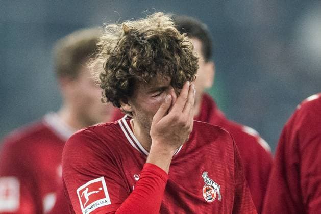 1. Fussball Bundesliga: Borussia Mönchengladbach - 1. FC Köln; 08.11.2025 Niedergeschlagene Gesichter nach der Niederlage, Frust Luca Waldschmidt (1. FC Köln, 7) mit Hand vor dem Gesicht 1. Fussball Bundesliga, Borussia Mönchengladbach - 1. FC Köln, Mönchengladbach, BORUSSIA-PARK am 08.11.2025 DFL REGULATIONS PROHIBIT ANY USE OF PHOTOGRAPHS AS IMAGE SEQUENCES AND OR QUASI-VIDEO. Copyright: xBEAUTIFULxSPORTS Wunderlx
