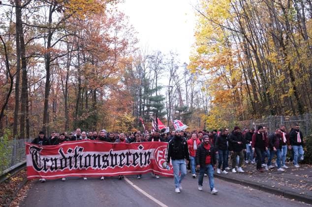 Fussball - 2. Bundesliga - Saison 2025 26 1. FC Kaiserslautern 08.11.2025 Fritz-Walter-Stadion 1. FC Kaiserslautern (fck) - Hertha BSC Berlin (hertha) Fanmarsch zum Stadion 1. FC Kaiserslautern
