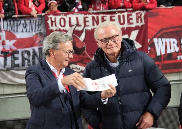 Fussball - 2. Bundesliga - Saison 2025 26 1. FC Kaiserslautern 08.11.2025 Fritz-Walter-Stadion 1. FC Kaiserslautern (fck) - Hertha BSC Berlin (hertha)Hans-Peter BRIEGEL, re, wird zum Ehrenspielführer ernannt 1. FC Kaiserslautern