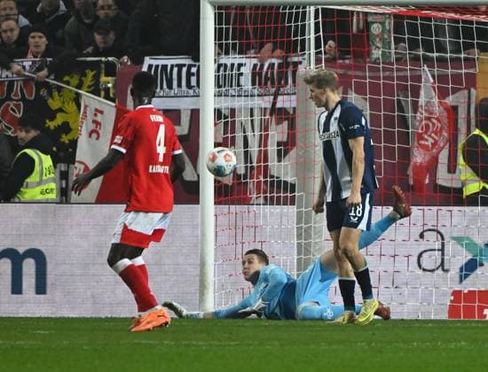 Fussball - 2. Bundesliga - Saison 2025 26 1. FC Kaiserslautern 08.11.2025 Fritz-Walter-Stadion 1. FC Kaiserslautern (fck) - Hertha BSC Berlin (hertha) Torwart Julian KRAHL (1. FC Kaiserslautern) 1. FC Kaiserslautern