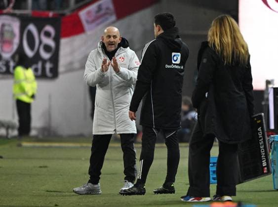 Fussball - 2. Bundesliga - Saison 2025 26 1. FC Kaiserslautern 08.11.2025 Fritz-Walter-Stadion 1. FC Kaiserslautern (fck) - Hertha BSC Berlin (hertha) Trainer Torsten LIEBERKNECHT (1. FC Kaiserslautern) 1. FC Kaiserslautern
