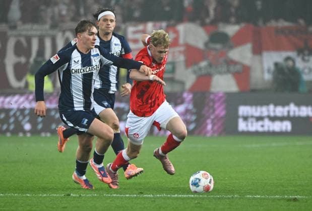 Fussball - 2. Bundesliga - Saison 2025 26 1. FC Kaiserslautern 08.11.2025 Fritz-Walter-Stadion 1. FC Kaiserslautern (fck) - Hertha BSC Berlin (hertha) Luca SCHULER (Hertha BSC Berlin), li - Mika HAAS (1. FC Kaiserslautern) 1. FC Kaiserslautern