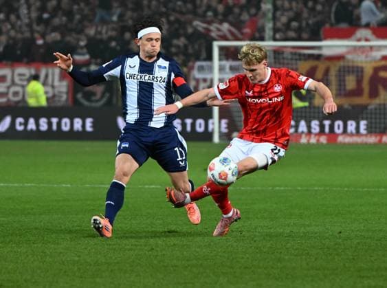 Fussball - 2. Bundesliga - Saison 2025 26 1. FC Kaiserslautern 08.11.2025 Fritz-Walter-Stadion 1. FC Kaiserslautern (fck) - Hertha BSC Berlin (hertha) Fabian REESE (Hertha BSC Berlin), li - Mika HAAS (1. FC Kaiserslautern) 1. FC Kaiserslautern