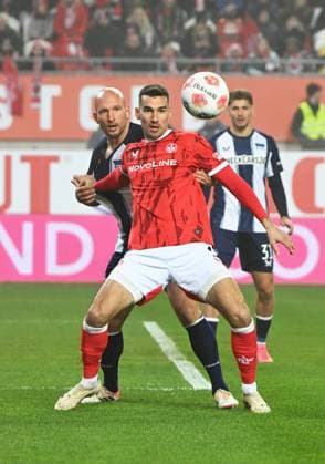 Fussball - 2. Bundesliga - Saison 2025 26 1. FC Kaiserslautern 08.11.2025 Fritz-Walter-Stadion 1. FC Kaiserslautern (fck) - Hertha BSC Berlin (hertha) Toni LEISTNER (Hertha BSC Berlin), li - Ivan PRTAJIN (1. FC Kaiserslautern) 1. FC Kaiserslautern