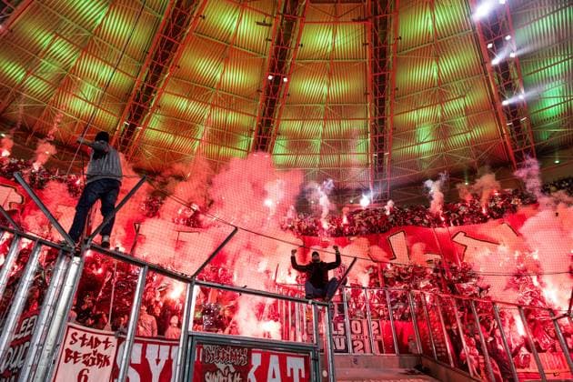 1. Fussball Bundesliga: Borussia Mönchengladbach - 1. FC Köln; 08.11.2025 Choreo der Fans des 1. FC Köln zu Beginn der zweiten Halbzeit Bengalo, Pyro 1. Fussball Bundesliga, Borussia Mönchengladbach - 1. FC Köln, Mönchengladbach, BORUSSIA-PARK am 08.11.2025 DFL REGULATIONS PROHIBIT ANY USE OF PHOTOGRAPHS AS IMAGE SEQUENCES AND OR QUASI-VIDEO. Copyright: xBEAUTIFULxSPORTS Wunderlx