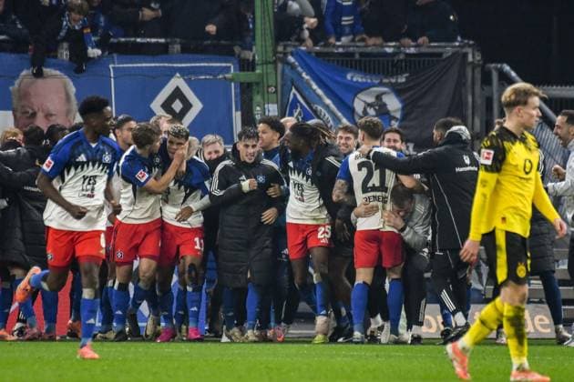 1:1 durch Ransford-Yeboah Königsdörffer ( 3 von links ) der wird von Luka Vuskovic ( HSV ) und dem Rest des Teams gefeiert Deutschland , Hamburg , Volksparkstadion , Fussball , 1. Bundesliga , Hamburger SV - Borussia Dortmund