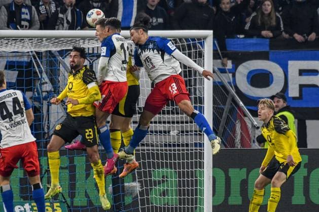 1:1 durch Ransford-Yeboah Königsdörffer Guilherme Ramos ( HSV ) 23 Emre Can Nico Schlotterbeck ( BVB ) Deutschland , Hamburg , Volksparkstadion , Fussball , 1. Bundesliga , Hamburger SV - Borussia Dortmund