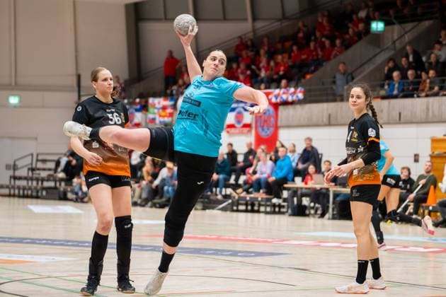 Handball I Frauen I Saison 2025-2026 I DHB-Pokal I Viertelfinale I VfL Waiblingen - Thüringer HC I 08.11.2025 Josefine Hanfland (57, Thüringer HC) im Wurf Waiblingen Rundsporthalle Baden-Württemberg Deutschland Copyright: xLobeca MaxxPetershansx