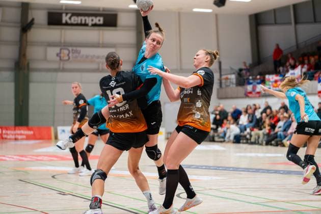 Handball I Frauen I Saison 2025-2026 I DHB-Pokal I Viertelfinale I VfL Waiblingen - Thüringer HC I 08.11.2025 Luca Farago (19, Thüringer HC) setzt sich durch gegen Isabel Kattner (10, VfL Waiblingen Tigers) und Kimberly Eileen Gisa (18, VfL Waiblingen Tigers) Waiblingen Rundsporthalle Baden-Württemberg Deutschland Copyright: xLobeca MaxxPetershansx