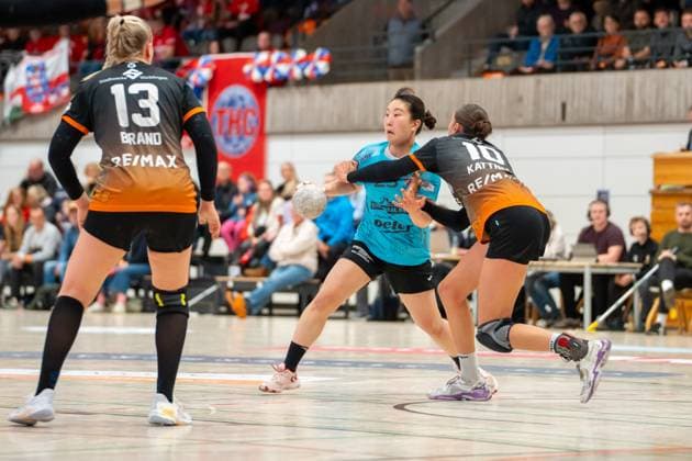 Handball I Frauen I Saison 2025-2026 I DHB-Pokal I Viertelfinale I VfL Waiblingen - Thüringer HC I 08.11.2025 Natsuki Aizawa (23, Thüringer HC) mit Ball verteidigt von Isabel Kattner (10, VfL Waiblingen Tigers) Waiblingen Rundsporthalle Baden-Württemberg Deutschland Copyright: xLobeca MaxxPetershansx