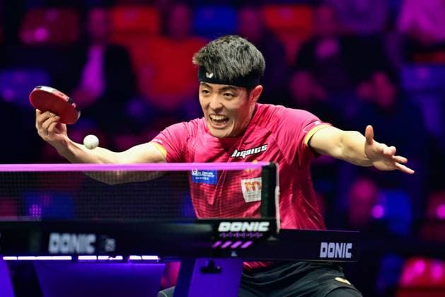 Dang Qiu, Deutschland, Borussia Düsseldorf, gewinnt im Viertelfinale des WTT Champions Frankfurt gegen seinen Vereinskollegen Anton Källberg (Schweden) Dang Qiu, Deutschland, Borussia Düsseldorf, Europameister 2022 und Gewinner des WTT Star Contender 2025, gewinnt am 8. November im Viertelfinale des mit 500.000 Dollar dotierten WTT Champions Frankfurt 2025 in der Süwag Energie ARENA und erreicht das Halbfinale am Sonntag durch einen Sieg über seinen Düsseldorfer Vereinskollegen Anton Källberg (Schweden) Frankfurt Süwag Energie ARENA, former Ballsporthalle Frankfurt Germany, Deutschland *** Dang Qiu, Germany, Borussia Düsseldorf, wins in the quarter-finals of the WTT Champions Frankfurt against his club colleague Anton Källberg Sweden Dang Qiu, Germany, Borussia Düsseldorf, European Champion 2022 and winner of the WTT Star Contender 2025, wins on November 8 in the quarterfinals of the $500,000 WTT Champions Frankfurt 2025 at the Süwag Energie ARENA and reaches the semifinals on Sunday by defeating his Düsseldorf club colleague Anton Källberg Sweden Frankfurt Süwag Energie ARENA, former Ballsporthalle Frankfurt Germany, Germany