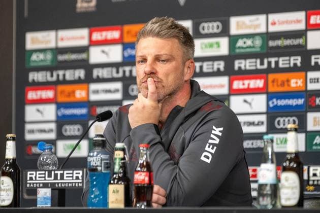 08.11.2025, Fussball: 1. Bundesliga, Saison 2025 2026, 10. Spieltag, Borussia Moenchengladbach - 1. FC Koeln im Borussia-Park in Moenchengladbach. Ein nachdenklicher Lukas Kwasniok (1. FC Koeln, Trainer) auf der Pressekonferenz nach dem Spiel. Wichtiger Hinweis: Gemaess den Vorgaben der DFL Deutsche Fussball Liga bzw. des DFB Deutscher Fussball-Bund ist es untersagt, in dem Stadion und oder vom Spiel angefertigte Fotoaufnahmen in Form von Sequenzbildern und oder videoaehnlichen Fotostrecken zu verwerten bzw. verwerten zu lassen. Foto: Kirchner-Media Thomas Haesler Copyright: xKirchner-Media ThomasxHaeslerx