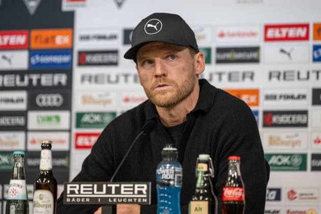 08.11.2025, Fussball: 1. Bundesliga, Saison 2025 2026, 10. Spieltag, Borussia Moenchengladbach - 1. FC Koeln im Borussia-Park in Moenchengladbach. Eugen Polanski (Borussia Moenchengladbach, Trainer) auf der Pressekonferenz nach dem Spiel. Wichtiger Hinweis: Gemaess den Vorgaben der DFL Deutsche Fussball Liga bzw. des DFB Deutscher Fussball-Bund ist es untersagt, in dem Stadion und oder vom Spiel angefertigte Fotoaufnahmen in Form von Sequenzbildern und oder videoaehnlichen Fotostrecken zu verwerten bzw. verwerten zu lassen. Foto: Kirchner-Media Thomas Haesler Copyright: xKirchner-Media ThomasxHaeslerx