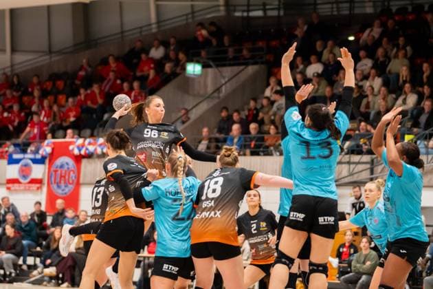 Handball I Frauen I Saison 2025-2026 I DHB-Pokal I Viertelfinale I VfL Waiblingen - Thüringer HC I 08.11.2025 Lara Eckhardt (96, VfL Waiblingen Tigers) im Wurf über den Block Waiblingen Rundsporthalle Baden-Württemberg Deutschland Copyright: xLobeca MaxxPetershansx