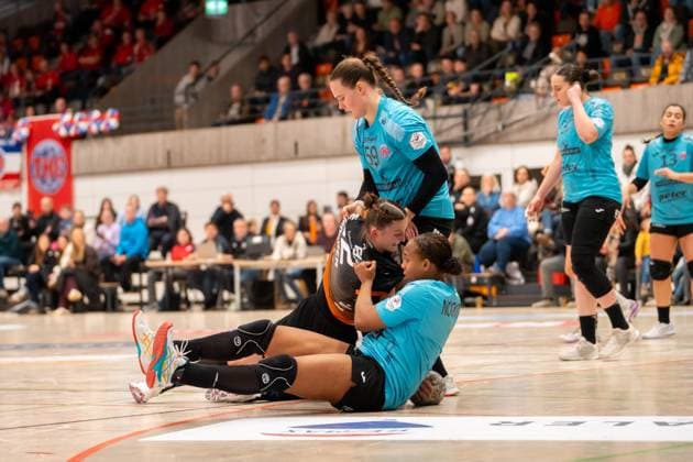 Handball I Frauen I Saison 2025-2026 I DHB-Pokal I Viertelfinale I VfL Waiblingen - Thüringer HC I 08.11.2025 Sharon Nooitmeer (3, Thüringer HC) und Csenge Kuczora (59, Thüringer HC) verteidigen Cosima Würdinger (22, VfL Waiblingen Tigers) Waiblingen Rundsporthalle Baden-Württemberg Deutschland Copyright: xLobeca MaxxPetershansx