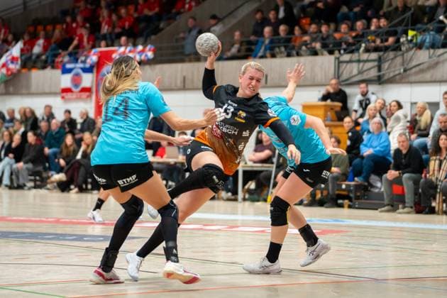 Handball I Frauen I Saison 2025-2026 I DHB-Pokal I Viertelfinale I VfL Waiblingen - Thüringer HC I 08.11.2025 Samira Brand (13, VfL Waiblingen Tigers) kämpft sich durch Waiblingen Rundsporthalle Baden-Württemberg Deutschland Copyright: xLobeca MaxxPetershansx