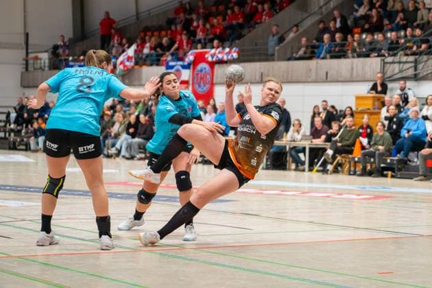 Handball I Frauen I Saison 2025-2026 I DHB-Pokal I Viertelfinale I VfL Waiblingen - Thüringer HC I 08.11.2025 Kimberly Eileen Gisa (18, VfL Waiblingen Tigers) im Wurf Waiblingen Rundsporthalle Baden-Württemberg Deutschland Copyright: xLobeca MaxxPetershansx