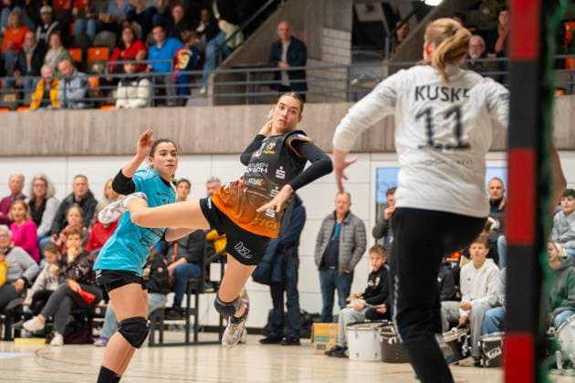 Handball I Frauen I Saison 2025-2026 I DHB-Pokal I Viertelfinale I VfL Waiblingen - Thüringer HC I 08.11.2025 Isabel Kattner (10, VfL Waiblingen Tigers) im Wurf, dahinter Giulia Guariero (13, Thüringer HC) Waiblingen Rundsporthalle Baden-Württemberg Deutschland Copyright: xLobeca MaxxPetershansx
