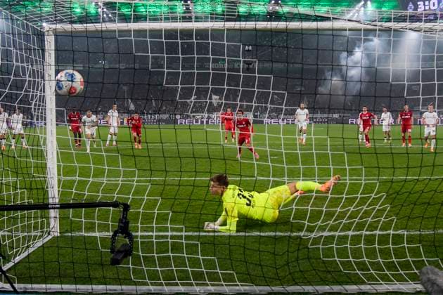 Luca Waldschmidt (Koeln 7) erzielt das Tor zum 3:1 durch Elfmeter 08.11.2025 Fussball Borussia Moenchengladbach vs 1. FC Koeln, Borussia-Park, Moenchengladbach, DFB DFL REGULATIONS PROHIBIT ANY USE OF PHOTOGRAPHS AS IMAGE SEQUENCES AND OR QUASI-VIDEO