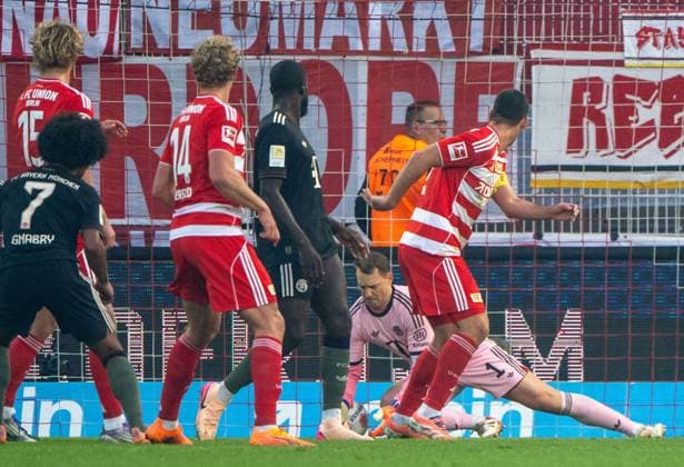 Fußball, Herren, Saison 2025 2026, 1. Bundesliga (10. Spieltag), 1. FC Union Berlin - FC Bayern München, Danilho Doekhi (nicht im Bild 1. FC Union) erzielt das Tor zum 1:0 gegen Torwart Manuel Neuer (Bayern München), 08.11.2025, Copyright: xMatthiasxKochx