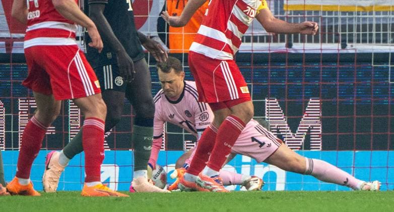 Fußball, Herren, Saison 2025 2026, 1. Bundesliga (10. Spieltag), 1. FC Union Berlin - FC Bayern München, Danilho Doekhi (nicht im Bild 1. FC Union) erzielt das Tor zum 1:0 gegen Torwart Manuel Neuer (Bayern München), 08.11.2025, Copyright: xMatthiasxKochx