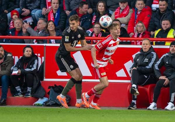 Kopfballduell zwischen Aljoscha Kemlein (FC Union Berlin, 6) und Josip Stanisic (FC Bayern Muenchen, 44) 08.11.2025, 1. FC Union Berlin - FC Bayern München, Fussball, 1. Bundesliga in Berlin, Stadion an der Alten Försterei DFL regulations prohibit any use of photographs as image sequences and or quasi-video. Copyright: HMBxMedia xMarcoxBader